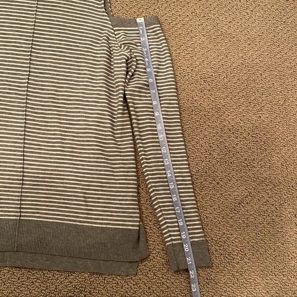 Trouve’ Cold Shoulder Long Line Gray Striped Tunic Mock Turtleneck Sweater Large - Picture 8 of 12